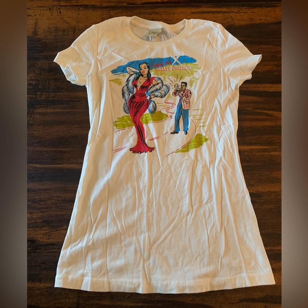 Atomic Tee’s white cream shirt size medium